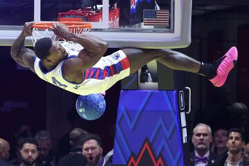 La noche del viernes, antes de disputarse el partido entre jugadores de primer y segundo año, se celebró el primer evento del All Star de Utah: el partido entre famosos. D. K. Metcalf, receptor de los Seattle Seahawks de la NFL, fue una de las estrellas del duelo. Aprovechó su gran físico para realizar varios mates espectaculares.