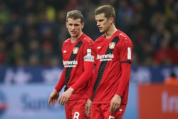 Canteranos del 1860 Múnich, en 2009 se marcharon a la Bundesliga, Sven al Borussia Dortmund y Lars al Bayer Leverkusen. No llegaron a coincidir en un mismo equipo hasta los Juegos de Río 2016 donde ocuparon 2 de las 3 posiciones de más 23 años. En 2017, Sven se marchó al Bayer Leverkusen junto a su hermano (en la imagen Lars con el 8 y Sven con el 5) y ambos se retiraron en 2021.