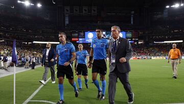 Glendale (United States), 30/06/2024.- Match officials walk off the pitch at the end of the CONMEBOL Copa America 2024 group B soccer match between Mexico and Ecuador in Glendale, Arizona, USA, 30 June 2024. EFE/EPA/JOHN G. MABANGLO