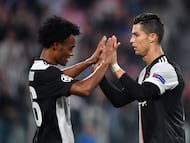 TURIN, ITALY - OCTOBER 01: Cristiano Ronaldo of Juventus celebrates his goal of 3-0 with teammate Juan Cuadrado during the UEFA Champions League group D match between Juventus and Bayer Leverkusen at Juventus Arena on October 1, 2019 in Turin, Italy. (Photo by Valerio Pennicino - Juventus FC/Juventus FC via Getty Images)