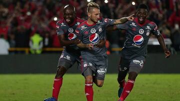 Darío Bottinelli y Pablo Armer celebrando un gol de América ante Santa Fe por la Fecha 6 del Torneo Fox Sports 2018