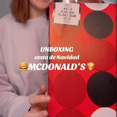 Una empleada de McDonald’s muestra lo que contiene su cesta de Navidad