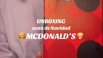 Una empleada de McDonald’s muestra lo que contiene su cesta de Navidad
