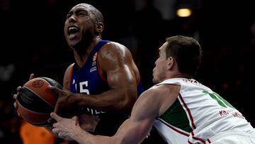 Jayson Granger trata de superar la defensa de Sergey Bykov.