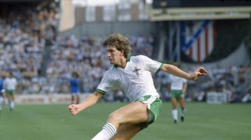 Whiteside es el jugador más joven en debutar en una Copa del Mundo, lo hizo con 17 años, 1 mes y 10 días ante Yugoslavia en la Copa del Mundo de España 1982. En 1986 también participó en el Mundial de México 1986.