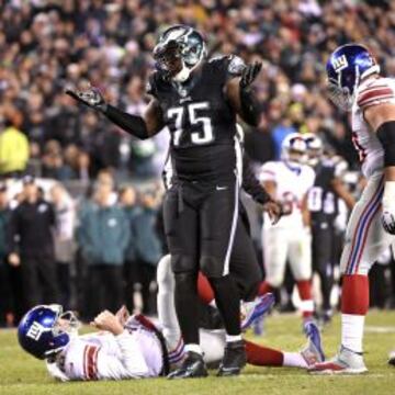 Vinny Curry no sabe como explicarle a Eli Manning que ya están líderes de división.