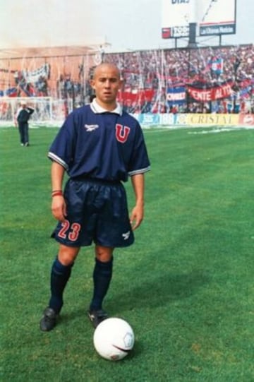 Eduardo Arancibia: 'Pollito' Arancibia tuvo dos pasos por Universidad de Chile (1996-2000 y 2001). Con los azules, ganó la Copa Chile de 1998 y el Torneo Nacional de 1999.