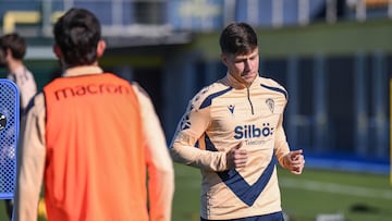 Iker Recio en un entrenamiento en la Ciudad Deportiva Bah¨ªa de C¨¢diz.