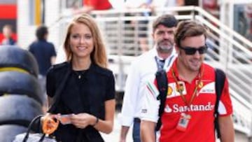 PADDOCK. Fernando Alonso, junto a su novia Dasha Kapustina.