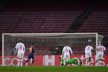 1-0. Leo Messi marcó de penalti el primer gol.