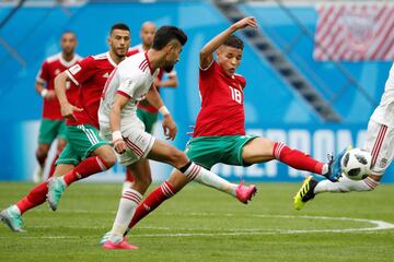 El defensa iraní Ramin Rezaeian y el centrocampista marroquí Amine Harit disputan un balón durante el partido Marruecos-Irán, del Grupo B del Mundial de Fútbol de Rusia 2018