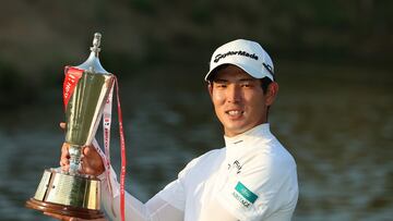 El golfista japonés Keita Nakajima con el trofeo del Abierto de India.