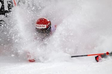 El suizo Ramon Zenhaeusern sufrió una aparatosa caída durante la primera manga del eslalon masculino de la Copa
Mundial de esquí alpino, que tiene lugar en la localidad de Adelboden (Suiza). Una cámara captó el momento en el que impacta sobre el suelo, casi totalmente oculto tras la gran cantidad de nieve desprendida de la pista.