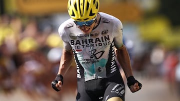 Pello Bilbao celebra una victoria de etapa en el Tour de Francia.