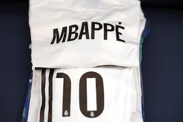 La equipación de Kylian Mbappé soblada en el vestuario del Real Madrid antes del partido de la primera jornada de la Fase de la Liga de Campeones de la UEFA 2025/26