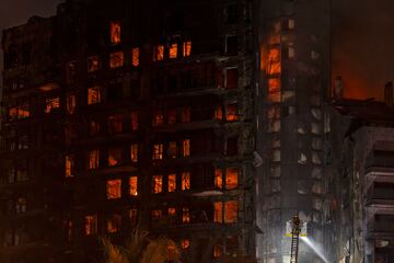 Un incendio de grandes dimensiones arrasa un edificio de 14 plantas generando una gran columna  de fuego y una densa humareda dificultano a los bomberos las labores de extición.