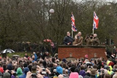En Ashbourne se celebra todos los años el tradicional partido de fútbol medieval inglés en el que la mitad del pueblo intenta llevar el balón (relleno de corcho para poder flotar) hasta el molino del equipo rival para anotar. Sólo una persona tiene el privilegio de marcar por cada equipo. 