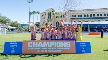 Los jugadores del Atlético celebran el título en LaLiga Futures.