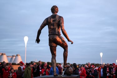 El pasado 12 de septiembre se inauguró la estatua en honor de Franz Beckenbauer. La fecha coincide con el 80 aniversario de la leyenda del fútbol alemán que falleció en enero de 2024. La escultura de 4,2 metros, obra de Matilde Romagnoli, lo representa con un pie sobre un balón de fútbol. Se encuentra junto a la estatua de Gerd Müller en la recién bautizada Franz-Beckenbauer-Platz 5.