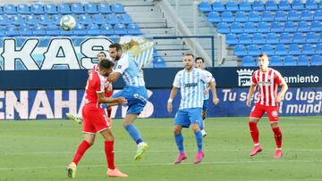 Lombán cabecea un balón durante el Málaga - Girona.