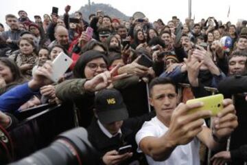 Alexis Sánchez se sacó una selfie con los hinchas en Plaza Italia.