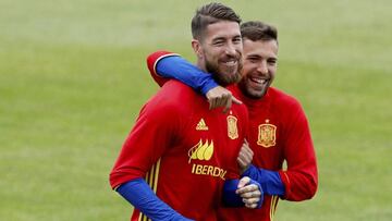 Jordi Alba y Sergio Ramos se abrazan durante un entrenamiento.