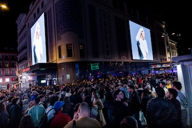 Decenas de personas observan la portada del nuevo álbum de Rosalía, 'Lux', en la plaza de Callao.
