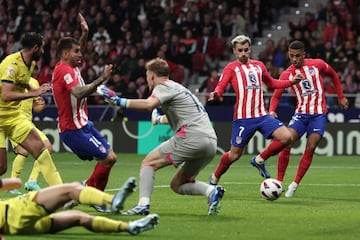 Atletico Madrid's French forward #07 Antoine Griezmann scores his team's second goal during the Spanish league football match between Club Atletico de Madrid and Villarreal CF at the Civitas Metropolitano stadium in Madrid on November 12, 2023. (Photo by Thomas COEX / AFP)