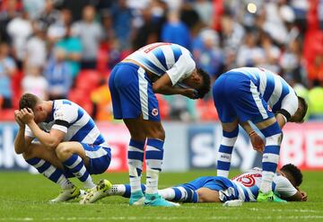 Los jugadores de Reading no podían creer que habían perdido la tanda de penaltis frente al Huddersfield  en la final de la Sky Bet Championship (segunda división inglesa) en el estadio de Wembley