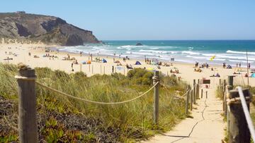 La Praia do Amado es amplia y se extiende a lo largo de tres valles. Al norte dominan los tonos cálidos, rojos y ocres, de los acantilados. Al sur, el tono grisáceo de la pizarra vuelve a dominar el paisaje. La Praia do Amado es famosa por sus olas, versátiles y diversificadas, lo que justifica la presencia constante de escuelas de surf en el lugar, siendo también frecuente aquí la realización de pruebas nacionales e internacionales de esta modalidad. A pesar de ser una playa muy frecuentada, siempre se pueden encontrar lugares tranquilos, basta pasear un poco por el arenal. 