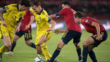 Avance de Suecia Zlatan Ibrahimovic (C) lucha por el balón con el centrocampista español Sergio Busquets (2nd-R) y el defensor de España César Azpilicueta (R) durante la Copa Mundial de la FIFA Qatar 2022 clasificación grupo B partido de fútbol entre Espa