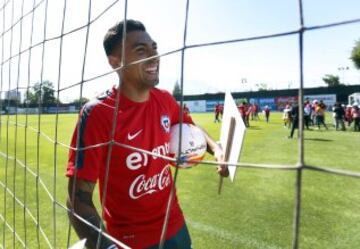 La Roja recibió la visita de los niños de la Teletón