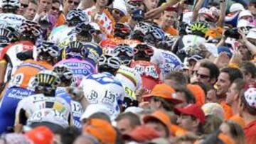 <b>EN PELOTÓN. </b>Un grupo asciende las rampas del Alpe d'Huez.