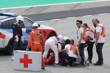 Francesco Bagnaia se quedó en medio de la pista y le pasó una KTM (Binder) por encima de la pierna. Las asistencias médicas le socorrieron de inmediato.