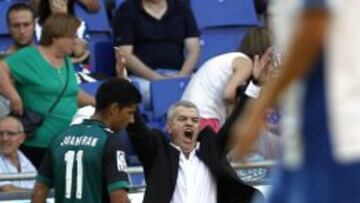 El entrenador del Espanyol, el mexicano Javier Aguirre, gesticula desde la banda en su partido ante el Real Betis, de la tercera jornada de Liga de Primera División, esta tarde en el estadio de Cornellá-El Prat.