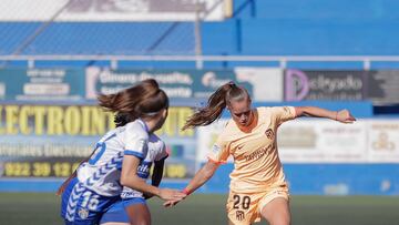 Medina controla en balón ante Marrero.