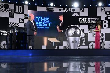 Robert Lewandowski, futbolista del Bayern de Munich, premio The Best FIFA 2020 al mejor jugador.