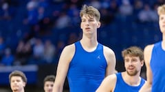 World’s tallest teenager sets new record in NCAA basketball