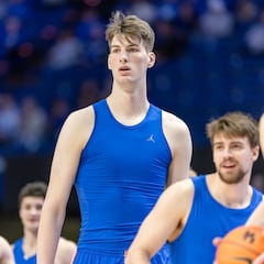 World’s tallest teenager sets new record in NCAA basketball