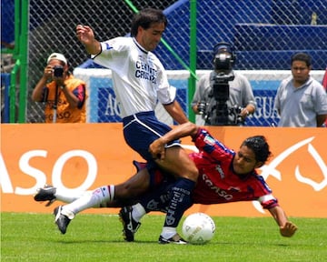 Ex jugador del América, Irapuato y Veracruz. Terrazas era un jugador aguerrido, que metía la pierna fuerte y muy pasional. No obstante, tenía calidad, a tal punto que fue seleccionado nacional e incluso formó parte del equipo que ganó la Copa Confederaciones en 1999.