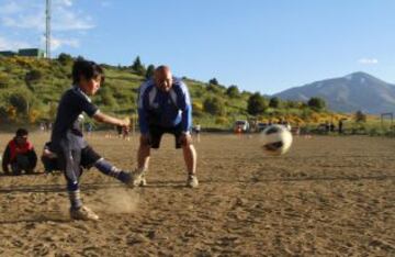 Claudio Nancufil, argentino de ocho años de edad, prodigio de los Andes del sur, que podría confundirse con un clon de Lionel Messi en poco tiempo puede tomar el mismo camino a la gloria del fútbol como el as de Barcelona. Nancufil, pequeño para su edad, se ha convertido en una sensación en los medios desde que salió como un talento inusual en el modesto club de Martin Guemes en la estación de esquí de Bariloche.