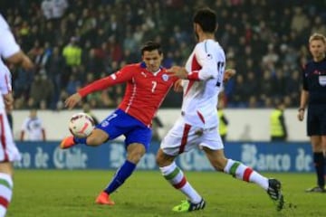 Alexis Sánchez y su disparo. Fue la única opción del tocopillano en el partido.