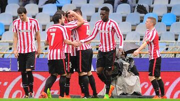 Varios jugadores del Athletic celebran el primer gol de Raúl García contra la Real Sociedad.