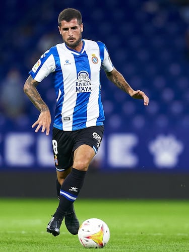 Volvemos a Extremadura para encontrarnos a Fran Mérida. Centrocampista catalán, comenzó a labrarse un hueco en la élite a partir del Europeo Sub-17 de 2007 que ganó España. Mérida fue una de las estrellas de la Selección. Este éxito le valió para dar el salto al Arsenal, aunque su estancia allí no fue todo lo productiva que esperaba. Antes de que el Atlético se hiciera con su contratación, estuvo cedido en la Real Sociedad. El equipo donde más continuidad encontró fue Osasuna, donde estuvo cuatro temporadas. Desde 2020 juega en el Espanyol y aunque durante la primera temporada (la del ascenso) disputó 36 partidos, este curso sólo ha tenido minutos en cinco encuentros.