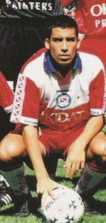 En 1998, el delantero nacional pasó por Argentinos Juniors. Luego, pasó a Colo Colo. Viveros también jugó en Huachipato, Deportes Temuco, O'Higgins y Universidad de Concepción, donde es uno de los históricos.