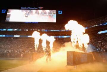  Jared Allen entrando al estadio de los Carolina Panthers como la estrella que es. 