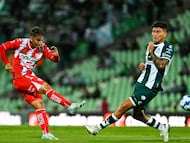 Emilio Martinez (L) of Necaxa fights for the ball with Bruno Amione (R) of Santos during the 6th round match between Santos and Necaxa as part of the Liga BBVA MX, Torneo Apertura 2024 at TSM Corona Stadium on September 01, 2024 in Torreon, Coahuila, Mexico.
