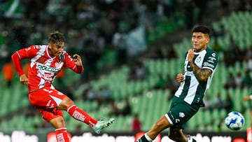 Emilio Martinez (L) of Necaxa fights for the ball with Bruno Amione (R) of Santos during the 6th round match between Santos and Necaxa as part of the Liga BBVA MX, Torneo Apertura 2024 at TSM Corona Stadium on September 01, 2024 in Torreon, Coahuila, Mexico.