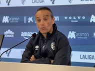 José Luis Oltra, durante su conferencia de prensa de esta mañana.
