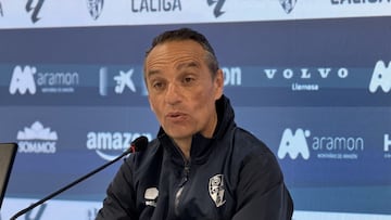 José Luis Oltra, durante su conferencia de prensa de esta mañana.